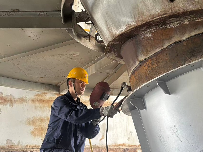 富平公司烧成车间顺利完成预热器翻板阀自主更换